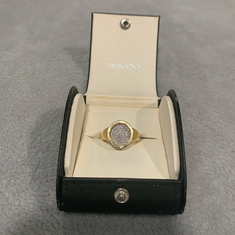 Size 8 Movado custom made ring 18 karat gold beautiful ring